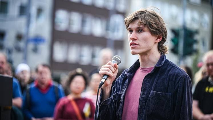 Mahnwache vor dem Schauspielhaus in Bochum ** NUR FÜR REDAKTIONELLE ZWECKE ** EDITORIAL USE ONLY **<p>Oskar hält eine Rede Mahnwache vor dem Schauspielhaus in Bochum am Montag, 27. Juli 2026. Nach dem Anschlag auf den CSD in Berlin: Mahnwache vor dem Schauspielhaus in Bochum. Bochum Copyright: SvenjaxHanusch *** Vigil in front of the Schauspielhaus in Bochum ** FOR EDITORIAL USE ONLY ** EDITORIAL USE ONLY ** p Oskar gives a speech at a vigil in front of the Schauspielhaus in Bochum on Monday, July 27, 2026, following the attack on the CSD in Berlin. Vigil in front of the Schauspielhaus in Bochum. Bochum. Copyright SvenjaxHanusch Copyright: SvenjaxHanusch doc86wi6u7tt7dn7l70slz ,EDITORIAL USE ONLY