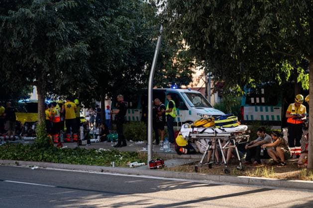 Metro Fire in Barcelona Sends Dozens for Medical Treatment BARCELONA, SPAIN JULY 27, 2026: Emergency medical services attend to passengers following a fire in the overhead power line (catenary) covering on Barcelona Metro Line 1, between El Clot and GlÃ²ries stations, which required the evacuation of both stations and a halted train. Around 120 people were evaluated at the scene, with nine transferred to hospitals for treatment, some for smoke inhalation; none were reported in serious condition. Barcelona Spain Copyright: x xMarcxAsensioxClupesx xJNAxPressx