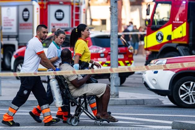 Metro Fire in Barcelona Sends Dozens for Medical Treatment BARCELONA, SPAIN JULY 27, 2026: Emergency medical services attend to passengers following a fire in the overhead power line (catenary) covering on Barcelona Metro Line 1, between El Clot and GlÃ²ries stations, which required the evacuation of both stations and a halted train. Around 120 people were evaluated at the scene, with nine transferred to hospitals for treatment, some for smoke inhalation; none were reported in serious condition. Barcelona Spain Copyright: x xMarcxAsensioxClupesx xJNAxPressx