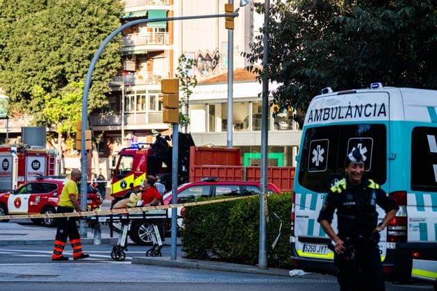 Metro Fire in Barcelona Sends Dozens for Medical Treatment BARCELONA, SPAIN JULY 27, 2026: Emergency medical services attend to passengers following a fire in the overhead power line (catenary) covering on Barcelona Metro Line 1, between El Clot and GlÃ²ries stations, which required the evacuation of both stations and a halted train. Around 120 people were evaluated at the scene, with nine transferred to hospitals for treatment, some for smoke inhalation; none were reported in serious condition. Barcelona Spain Copyright: x xMarcxAsensioxClupesx xJNAxPressx