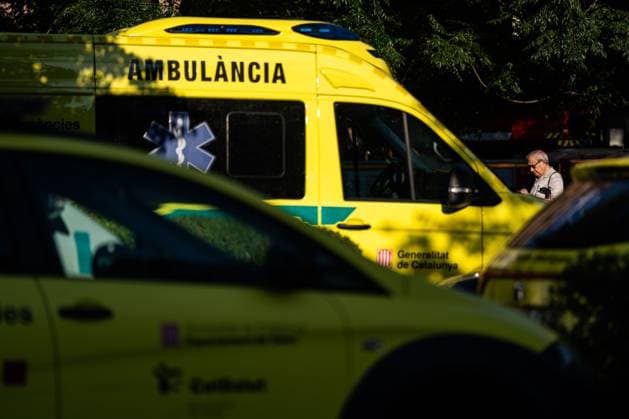 Metro Fire in Barcelona Sends Dozens for Medical Treatment BARCELONA, SPAIN JULY 27, 2026: Emergency medical services attend to passengers following a fire in the overhead power line (catenary) covering on Barcelona Metro Line 1, between El Clot and GlÃ²ries stations, which required the evacuation of both stations and a halted train. Around 120 people were evaluated at the scene, with nine transferred to hospitals for treatment, some for smoke inhalation; none were reported in serious condition. Barcelona Spain Copyright: x xMarcxAsensioxClupesx xJNAxPressx