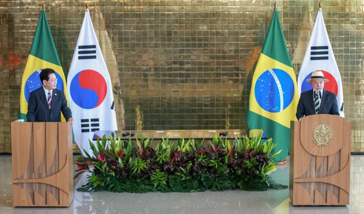 S. Korea-Brazil summit in Brasilia S. Korea-Brazil summit in Brasilia South Korean President Lee Jae Myung (L) and Brazilian President Luiz Inacio Lula da Silva attend a joint press conference following their talks at the presidential office in Brasilia on July 27, 2026. (Yonhap) 2026-07-28 05:28:36 < 1980-2026 YONHAPNEWS AGENCY. .> ºê¶óÁú ºê¶óÁú EDITORIAL USE ONLY  Copyright: xx PYH2026072801510031500 YonhapxNewsx yonphotos254937