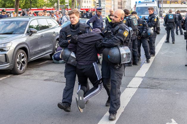 Montagsdemo Team Menschenrechte mit Gegendemonstration und Blockaden, Nürnberg, 27.07.2026 Zwei Polizeibeamte in Einsatzmontur führen eine Person von der Straße weg, im Hintergrund weitere Einsatzkräfte mit Schutzausrüstung. Die Maßnahme erfolgt im Rahmen der Räumung einer Blockade der Antifa in der Straße Ludwigstor. Nürnberg Bayern Deutschland *** Monday Demonstration: Human Rights Team with a counter-demonstration and blockades, Nuremberg, July 27, 2026 Two police officers in riot gear are leading a person away from the street; in the background, additional officers in protective gear. The action is part of the clearance of an Antifa blockade on Ludwigstor Street in Nuremberg, Bavaria, Germany. 20260727-286A3129-M4000