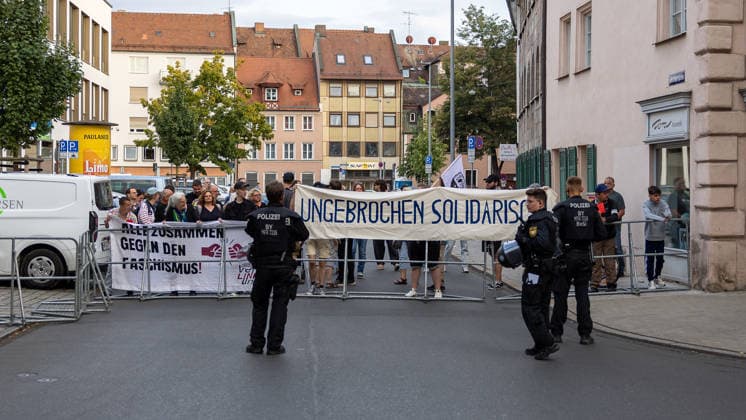 Montagsdemo Team Menschenrechte mit Gegendemonstration und Blockaden, Nürnberg, 27.07.2026 Polizeikräfte sichern eine Absperrung zwischen Demonstranten und Gegendemonstranten. Auf Transparenten sind Aufschriften wie Ungebrochen solidarisch und Alle zusammen gegen den Faschismus zu lesen. Mobile Barrieren trennen die Gruppen voneinander. Nürnberg Bayern Deutschland *** Monday Demonstration: Human Rights Team with a counter-demonstration and blockades, Nuremberg, July 27, 2026 Police officers secure a barrier between demonstrators and counter-demonstrators. Banners display slogans such as Solidarity Unbroken and All Together Against Fascism. Mobile barriers separate the groups from one another. Nuremberg, Bavaria, Germany 20260727-286A2948-M4000