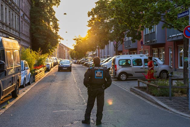 Montagsdemo Team Menschenrechte mit Gegendemonstration und Blockaden, Nürnberg, 27.07.2026 Ein Polizeibeamter sichert eine Seitenstraße im Gegenlicht der Abendsonne. Im Rahmen einer Demonstration und Gegendemonstration wurden mehrere Straßenzüge großflächig durch die Polizei abgesperrt. Nürnberg Bayern Deutschland *** Monday Demonstration: Human Rights Team with Counter-Demonstration and Blockades, Nuremberg, July 27, 2026 A police officer secures a side street against the backdrop of the setting sun. As part of a demonstration and counter-demonstration, several blocks were extensively cordoned off by the police. Nuremberg, Bavaria, Germany 20260727-286A3057-M4000