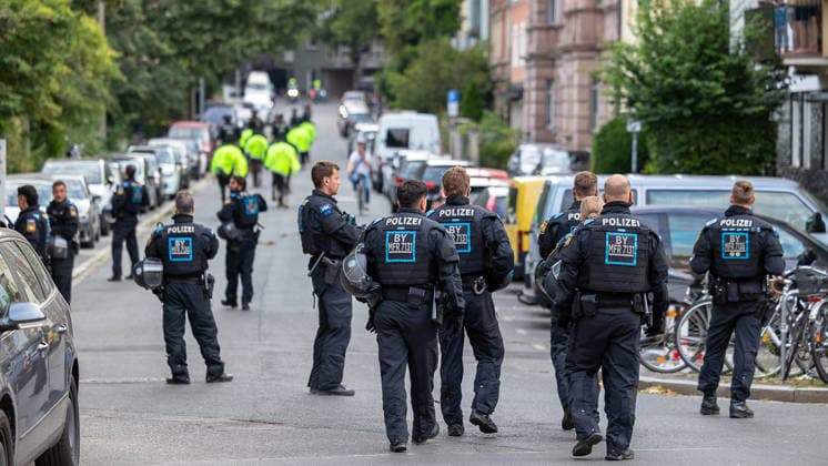 Montagsdemo Team Menschenrechte mit Gegendemonstration und Blockaden, Nürnberg, 27.07.2026 Zahlreiche Polizeikräfte in Einsatzuniform begleiten eine Demonstration in einer Wohnstraße. Im Hintergrund sind Radfahrer und weitere Versammlungsteilnehmer zu erkennen, geparkte Fahrzeuge säumen den Straßenrand. Nürnberg Bayern Deutschland *** Monday Demonstration: Human Rights Team Holds Counter-Demonstration and Blockades, Nuremberg, July 27, 2026 Numerous police officers in uniform escort a demonstration down a residential street. Cyclists and other participants in the gathering can be seen in the background; parked vehicles line the roadside. Nuremberg, Bavaria, Germany 20260727-6V2A0309-M4000