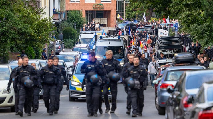 Montagsdemo Team Menschenrechte mit Gegendemonstration und Blockaden, Nürnberg, 27.07.2026 Ein Polizeiaufgebot mit Helmen und Schutzausrüstung begleitet einen Demonstrationszug durchdie Bleichstraße am Rosenaupark. Dahinter folgen Teilnehmer mit Fahnen, im Hintergrund ist ein weiterer Zug von Gegendemonstranten erkennbar. Mehrere Einsatzfahrzeuge mit Blaulicht sichern die Strecke ab. Nürnberg Bayern Deutschland *** Monday Demonstration: Human Rights Team with Counter-Demonstration and Blockades, Nuremberg, July 27, 2026 A police contingent wearing helmets and protective gear escorts a demonstration march through Bleichstraße near Rosenaupark. Behind them follow participants carrying flags, and in the background, another procession of 20260727-6V2A0362-M4000