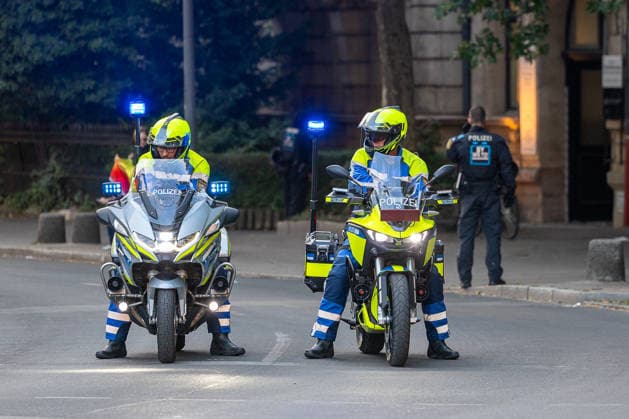 Montagsdemo Team Menschenrechte mit Gegendemonstration und Blockaden, Nürnberg, 27.07.2026 Zwei Polizeibeamte auf Begleitmotorrädern mit Blaulicht sichern eine Demonstration ab. Die Fahrer tragen gelbe Warnschutzkleidung mit Reflexstreifen und Helm, im Hintergrund ist ein weiterer Polizeibeamter zu sehen. Nürnberg Bayern Deutschland *** Monday Demonstration: Human Rights Team with a counter-demonstration and blockades, Nuremberg, July 27, 2026 Two police officers on escort motorcycles with blue lights are securing a demonstration. The riders are wearing yellow high-visibility clothing with reflective strips and helmets; another police officer can be seen in the background. Nuremberg, Bavaria, Germany 20260727-6V2A0432-M4000