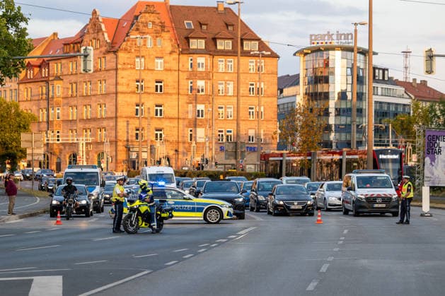 Montagsdemo Team Menschenrechte mit Gegendemonstration und Blockaden, Nürnberg, 27.07.2026 Polizeikräfte auf Motorrädern und mit Einsatzfahrzeugen sperrej den Plärrer im Rahmen einer Versammlungslage ab. Der Verkehr staut sich auf mehreren Fahrspuren, da die Straße für längere Zeit gesperrt wurde. Die Sperrung führte zu Verzögerungen und Verärgerung bei betroffenen Autofahrern im Innenstadtbereich. Nürnberg Bayern Deutschland *** Monday Demonstration Human Rights Team Holds Counter-Demonstration and Blockades, Nuremberg, July 27, 2026. Police officers on motorcycles and in patrol cars cordoned off the Plärrer as part of a public assembly. Traffic backed up across several lanes, as the street was closed for an extended period 20260727-6V2A0444-M4000