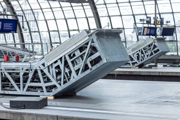 Wegen Bauarbeiten sind am Berliner Hauptbahnhof mehrere Gleise gesperrt. Deutschland, Berlin am 27. Juli, 2026: An den Gleisen 11 bis 14 befinden sich Rolltreppen, die ersetzt und modernisiert werden müssen. Das ganze Jahr über kam es zu zahlreichen Ausfällen der Rolltreppen im Berliner Hauptbahnhof. *** Several tracks at Berlin Central Station are closed due to construction work. Germany, Berlin, July 27, 2026. The escalators on tracks 11 through 14 need to be replaced and modernized. Throughout the year, there have been numerous escalator outages at Berlin Central Station.