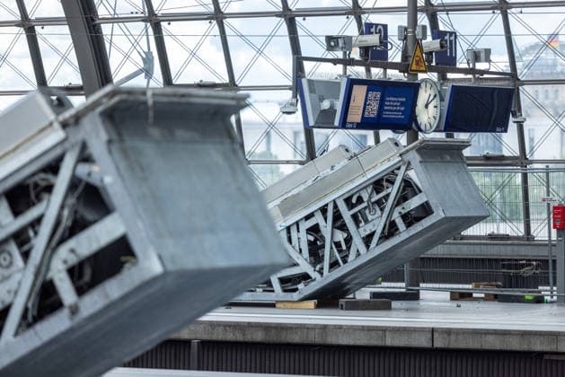 Wegen Bauarbeiten sind am Berliner Hauptbahnhof mehrere Gleise gesperrt. Deutschland, Berlin am 27. Juli, 2026: An den Gleisen 11 bis 14 befinden sich Rolltreppen, die ersetzt und modernisiert werden müssen. Das ganze Jahr über kam es zu zahlreichen Ausfällen der Rolltreppen im Berliner Hauptbahnhof. *** Several tracks at Berlin Central Station are closed due to construction work. Germany, Berlin, July 27, 2026. The escalators on tracks 11 through 14 need to be replaced and modernized. Throughout the year, there have been numerous escalator outages at Berlin Central Station.