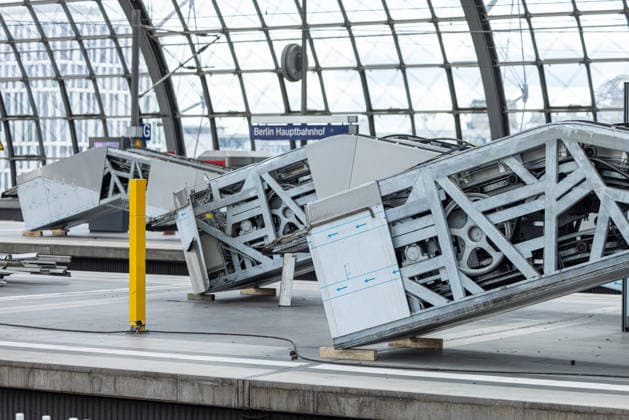 Wegen Bauarbeiten sind am Berliner Hauptbahnhof mehrere Gleise gesperrt. Deutschland, Berlin am 27. Juli, 2026: An den Gleisen 11 bis 14 befinden sich Rolltreppen, die ersetzt und modernisiert werden müssen. Das ganze Jahr über kam es zu zahlreichen Ausfällen der Rolltreppen im Berliner Hauptbahnhof. *** Several tracks at Berlin Central Station are closed due to construction work. Germany, Berlin, July 27, 2026. The escalators on tracks 11 through 14 need to be replaced and modernized. Throughout the year, there have been numerous escalator outages at Berlin Central Station.