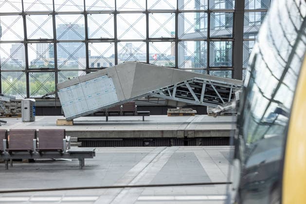 Wegen Bauarbeiten sind am Berliner Hauptbahnhof mehrere Gleise gesperrt. Deutschland, Berlin am 27. Juli, 2026: An den Gleisen 11 bis 14 befinden sich Rolltreppen, die ersetzt und modernisiert werden müssen. Das ganze Jahr über kam es zu zahlreichen Ausfällen der Rolltreppen im Berliner Hauptbahnhof. *** Several tracks at Berlin Central Station are closed due to construction work. Germany, Berlin, July 27, 2026. The escalators on tracks 11 through 14 need to be replaced and modernized. Throughout the year, there have been numerous escalator outages at Berlin Central Station.