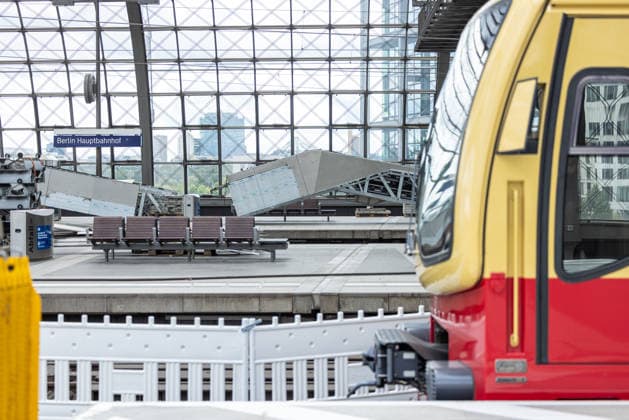 Wegen Bauarbeiten sind am Berliner Hauptbahnhof mehrere Gleise gesperrt. Deutschland, Berlin am 27. Juli, 2026: An den Gleisen 11 bis 14 befinden sich Rolltreppen, die ersetzt und modernisiert werden müssen. Das ganze Jahr über kam es zu zahlreichen Ausfällen der Rolltreppen im Berliner Hauptbahnhof. *** Several tracks at Berlin Central Station are closed due to construction work. Germany, Berlin, July 27, 2026. The escalators on tracks 11 through 14 need to be replaced and modernized. Throughout the year, there have been numerous escalator outages at Berlin Central Station.