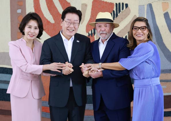 Reception for S. Korean leader in Brasilia Reception for S. Korean leader in Brasilia South Korean President Lee Jae Myung (2nd from L) and his wife, Kim Hea Kyung (far L), alongside Brazilian President Luiz Inacio Lula da Silva (2nd from R) and his wife, Rosangela da Silva, pose for a photo during a welcome reception for the South Korean leader in Brasilia on July 27, 2026. (Yonhap) 2026-07-28 07:05:44 < 1980-2026 YONHAPNEWS AGENCY. .> ºê¶óÁú ºê¶óÁú EDITORIAL USE ONLY  Copyright: xx PYH2026072802670031500 YonhapxNewsx yonphotos254950