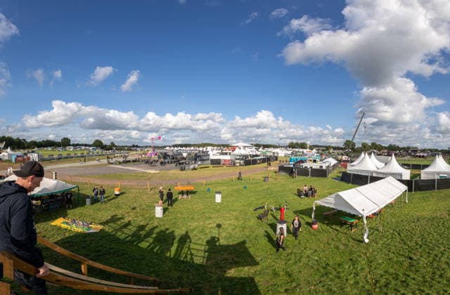 Wacken 2926 viele Fans bereits vor dem offiziellen Beginn eingetroffen. Bei gutem Wetter eröffnen die ersten Stände bereits vor der offiziellen Eröffnung. Damit ist der Bereich um die Zeltplätze bei gutem Wetter am Montag gut gefüllt und zehntausende Metalheads geniessen das Festival vor dem Festival. Wacken Wacken open Air Schleswig Holstein Deutschland IVDJ6204-Pano *** Wacken 2926: Many fans have already arrived before the official start. With good weather, the first booths are opening even before the official opening. As a result, the area around the campsites is well-populated on Monday thanks to the good weather, and tens of thousands of metalheads are enjoying the festival before the festival. Wacken Wacken Open Air Schlesw