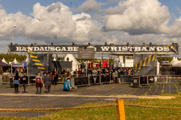 Wacken 2926 viele Fans bereits vor dem offiziellen Beginn eingetroffen. Bei gutem Wetter eröffnen die ersten Stände bereits vor der offiziellen Eröffnung. Damit ist der Bereich um die Zeltplätze bei gutem Wetter am Montag gut gefüllt und zehntausende Metalheads geniessen das Festival vor dem Festival. Wacken Wacken open Air Schleswig Holstein Deutschland _5DL7603 *** Wacken 2926: Many fans have already arrived before the official start. With good weather, the first booths are opening even before the official opening. As a result, the area around the campsites is well-populated on Monday thanks to the good weather, and tens of thousands of metalheads are enjoying the festival before the festival. Wacken Wacken Open Air Schleswig-Ho