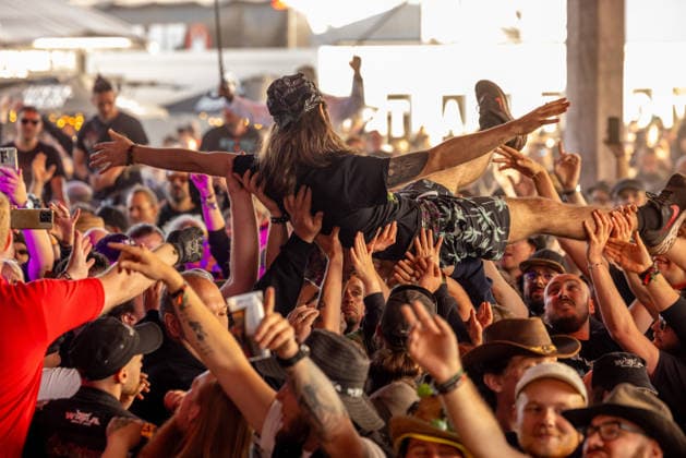 Wacken 2926 viele Fans bereits vor dem offiziellen Beginn eingetroffen. Bei gutem Wetter eröffnen die ersten Stände bereits vor der offiziellen Eröffnung. Damit ist der Bereich um die Zeltplätze bei gutem Wetter am Montag gut gefüllt und zehntausende Metalheads geniessen das Festival vor dem Festival. Wacken Wacken open Air Schleswig Holstein Deutschland _5DL7776 *** Wacken 2926: Many fans have already arrived before the official start. With good weather, the first booths are opening even before the official opening. As a result, the area around the campsites is well-populated on Monday thanks to the good weather, and tens of thousands of metalheads are enjoying the festival before the festival. Wacken Wacken Open Air Schleswig-Ho