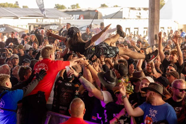 Wacken 2926 viele Fans bereits vor dem offiziellen Beginn eingetroffen. Bei gutem Wetter eröffnen die ersten Stände bereits vor der offiziellen Eröffnung. Damit ist der Bereich um die Zeltplätze bei gutem Wetter am Montag gut gefüllt und zehntausende Metalheads geniessen das Festival vor dem Festival. Wacken Wacken open Air Schleswig Holstein Deutschland _5DL7778 *** Wacken 2926: Many fans have already arrived before the official start. Thanks to good weather, the first booths are opening even before the official opening. As a result, the area around the campsites is already well-populated on Monday thanks to the good weather, and tens of thousands of metalheads are enjoying the festival before the festival. Wacken Wacken Open Air S