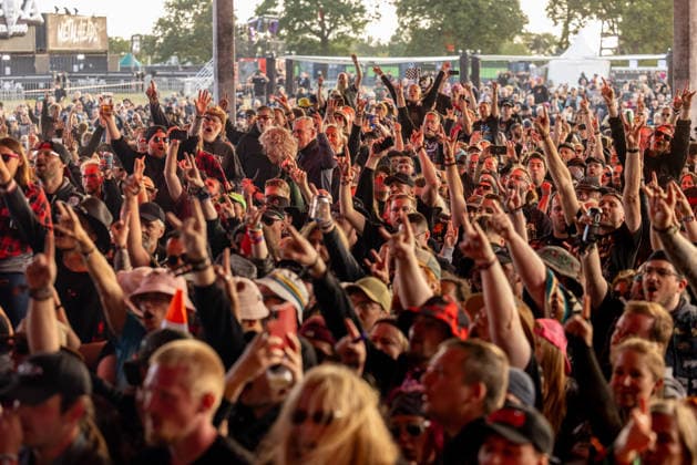 Wacken 2926 viele Fans bereits vor dem offiziellen Beginn eingetroffen. Bei gutem Wetter eröffnen die ersten Stände bereits vor der offiziellen Eröffnung. Damit ist der Bereich um die Zeltplätze bei gutem Wetter am Montag gut gefüllt und zehntausende Metalheads geniessen das Festival vor dem Festival. Wacken Wacken open Air Schleswig Holstein Deutschland _5DL7867 *** Wacken 2926: Many fans have already arrived before the official start. With good weather, the first booths are opening even before the official opening. As a result, the area around the campsites is well-populated on Monday thanks to the good weather, and tens of thousands of metalheads are enjoying the festival before the festival. Wacken Wacken Open Air Schleswig-Ho