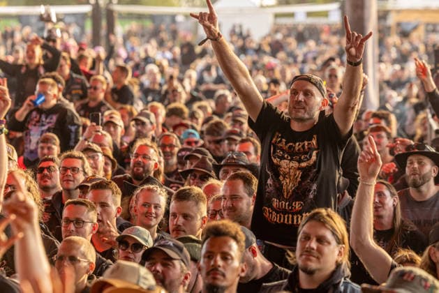 Wacken 2926 viele Fans bereits vor dem offiziellen Beginn eingetroffen. Bei gutem Wetter eröffnen die ersten Stände bereits vor der offiziellen Eröffnung. Damit ist der Bereich um die Zeltplätze bei gutem Wetter am Montag gut gefüllt und zehntausende Metalheads geniessen das Festival vor dem Festival. Wacken Wacken open Air Schleswig Holstein Deutschland _5DL7989 *** Wacken 2926: Many fans have already arrived before the official start. With good weather, the first booths are opening even before the official opening. As a result, the area around the campsites is well-populated on Monday thanks to the good weather, and tens of thousands of metalheads are enjoying the festival before the festival. Wacken Wacken Open Air Schleswig-Ho