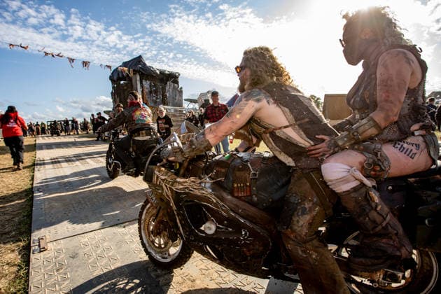 Wacken 2926 viele Fans bereits vor dem offiziellen Beginn eingetroffen. Bei gutem Wetter eröffnen die ersten Stände bereits vor der offiziellen Eröffnung. Damit ist der Bereich um die Zeltplätze bei gutem Wetter am Montag gut gefüllt und zehntausende Metalheads geniessen das Festival vor dem Festival. Auch die Wastland Warriors sind seit Jahren dabei und unterhalten die Gäste mit Mad Max Kostümen und Fahrzeugen Wacken Wacken open Air Schleswig Holstein Deutschland IVDJ6273 *** Wacken 2926: Many fans have already arrived before the official start. With good weather, the first booths are already open before the official opening. As a result, the area around the campsites is well-populated on Monday when the weather is good, and tens