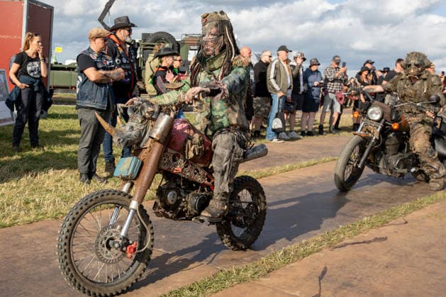 Wacken 2926 viele Fans bereits vor dem offiziellen Beginn eingetroffen. Bei gutem Wetter eröffnen die ersten Stände bereits vor der offiziellen Eröffnung. Damit ist der Bereich um die Zeltplätze bei gutem Wetter am Montag gut gefüllt und zehntausende Metalheads geniessen das Festival vor dem Festival. Auch die Wastland Warriors sind seit Jahren dabei und unterhalten die Gäste mit Mad Max Kostümen und Fahrzeugen Wacken Wacken open Air Schleswig Holstein Deutschland IVDJ6240 *** Wacken 2926: Many fans have already arrived before the official start. With good weather, the first booths open even before the official opening. As a result, the area around the campsites is well-populated on Monday when the weather is good, and tens of tho