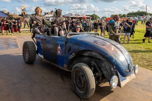 Wacken 2926 viele Fans bereits vor dem offiziellen Beginn eingetroffen. Bei gutem Wetter eröffnen die ersten Stände bereits vor der offiziellen Eröffnung. Damit ist der Bereich um die Zeltplätze bei gutem Wetter am Montag gut gefüllt und zehntausende Metalheads geniessen das Festival vor dem Festival. Auch die Wastland Warriors sind seit Jahren dabei und unterhalten die Gäste mit Mad Max Kostümen und Fahrzeugen Wacken Wacken open Air Schleswig Holstein Deutschland IVDJ6253 *** Wacken 2926: Many fans have already arrived before the official start. With good weather, the first booths open even before the official opening. As a result, the area around the campsites is well-populated on Monday when the weather is good, and tens of tho