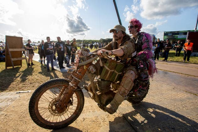 Wacken 2926 viele Fans bereits vor dem offiziellen Beginn eingetroffen. Bei gutem Wetter eröffnen die ersten Stände bereits vor der offiziellen Eröffnung. Damit ist der Bereich um die Zeltplätze bei gutem Wetter am Montag gut gefüllt und zehntausende Metalheads geniessen das Festival vor dem Festival. Auch die Wastland Warriors sind seit Jahren dabei und unterhalten die Gäste mit Mad Max Kostümen und Fahrzeugen Wacken Wacken open Air Schleswig Holstein Deutschland IVDJ6280 *** Wacken 2926: Many fans have already arrived before the official start. With good weather, the first booths are already open before the official opening. As a result, the area around the campsites is well-populated on Monday thanks to the good weather, and te