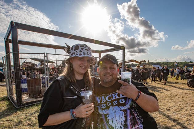 Wacken 2926 viele Fans bereits vor dem offiziellen Beginn eingetroffen. Bei gutem Wetter eröffnen die ersten Stände bereits vor der offiziellen Eröffnung. Damit ist der Bereich um die Zeltplätze bei gutem Wetter am Montag gut gefüllt und zehntausende Metalheads geniessen das Festival vor dem Festival. Wacken Wacken open Air Schleswig Holstein Deutschland IVDJ6295 *** Wacken 2926: Many fans have already arrived before the official start. Thanks to good weather, the first booths are opening even before the official opening. As a result, the area around the campsites is well-populated on Monday thanks to the good weather, and tens of thousands of metalheads are enjoying the festival before the festival. Wacken Wacken Open Air Schlesw