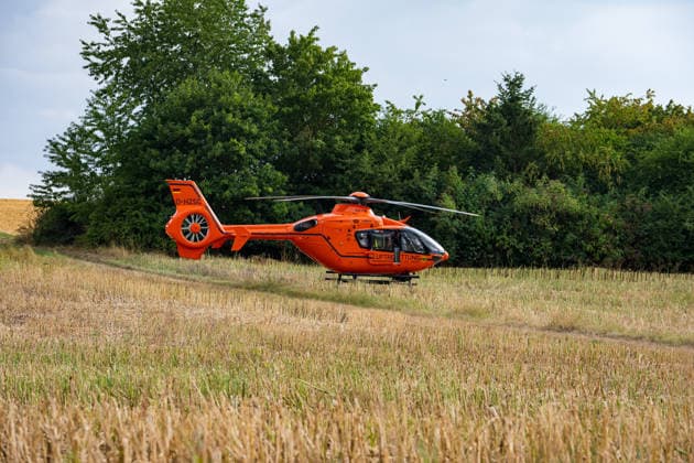 Frontalzusammenstoß zwischen Auto und Lastwagen Fahrer stirbt eingeklemmt im Wrack Am 27.07.2026 kollidierte auf der B83 zwischen Melsungen und Röhrenfurth ein Auto frontal mit einem Lkw. Der Autofahrer wurde schwer in seinem Fahrzeug eingeklemmt und tot geborgen, der Lkw-Fahrer wurde verletzt in ein Krankenhaus gebracht. Die Unfallursache war zum Zeitpunkt der Aufnahme noch nicht geklärt. Die Polizei schaltete im Auftrag der Staatsanwaltschaft einen Gutachter ein. Die B83 war während der Bergungsmaßnahmen und der Unfallaufnahme vollständig gesperrt. Melsungen B83 Hessen Deutschland *** Head-on Collision Between Car and Truck; Driver Dies Trapped in the Wreckage On July 27, 2026, a car collided head-on with a truck on the B83 betw