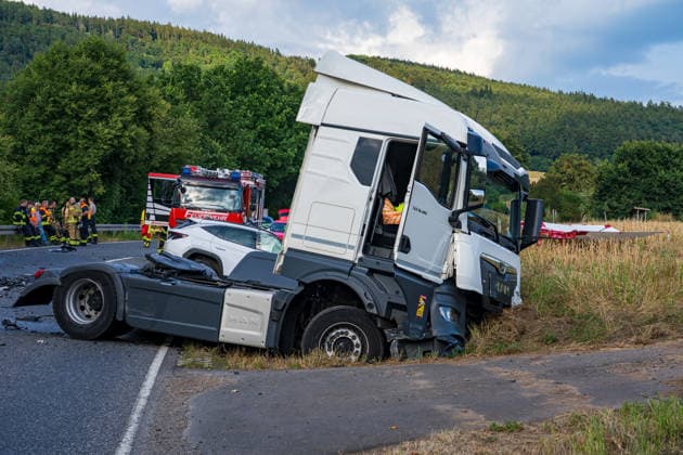 Frontalzusammenstoß zwischen Auto und Lastwagen Fahrer stirbt eingeklemmt im Wrack Am 27.07.2026 kollidierte auf der B83 zwischen Melsungen und Röhrenfurth ein Auto frontal mit einem Lkw. Der Autofahrer wurde schwer in seinem Fahrzeug eingeklemmt und tot geborgen, der Lkw-Fahrer wurde verletzt in ein Krankenhaus gebracht. Die Unfallursache war zum Zeitpunkt der Aufnahme noch nicht geklärt. Die Polizei schaltete im Auftrag der Staatsanwaltschaft einen Gutachter ein. Die B83 war während der Bergungsmaßnahmen und der Unfallaufnahme vollständig gesperrt. Melsungen B83 Hessen Deutschland *** Head-on Collision Between Car and Truck; Driver Dies Trapped in the Wreckage On July 27, 2026, a car collided head-on with a truck on the B83 betw