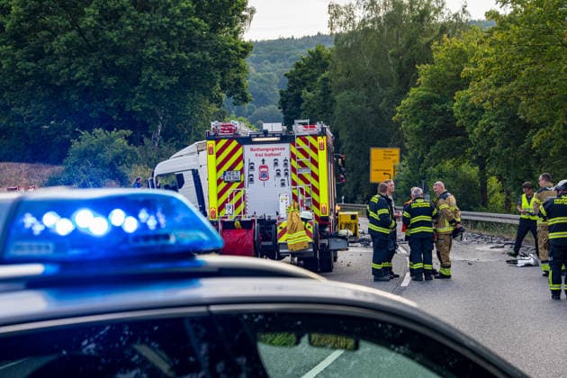 Frontalzusammenstoß zwischen Auto und Lastwagen Fahrer stirbt eingeklemmt im Wrack Am 27.07.2026 kollidierte auf der B83 zwischen Melsungen und Röhrenfurth ein Auto frontal mit einem Lkw. Der Autofahrer wurde schwer in seinem Fahrzeug eingeklemmt und tot geborgen, der Lkw-Fahrer wurde verletzt in ein Krankenhaus gebracht. Die Unfallursache war zum Zeitpunkt der Aufnahme noch nicht geklärt. Die Polizei schaltete im Auftrag der Staatsanwaltschaft einen Gutachter ein. Die B83 war während der Bergungsmaßnahmen und der Unfallaufnahme vollständig gesperrt. Melsungen B83 Hessen Deutschland *** Head-on Collision Between Car and Truck; Driver Dies Trapped in the Wreckage On July 27, 2026, a car collided head-on with a truck on the B83 betw