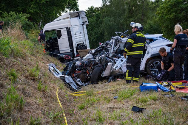 Frontalzusammenstoß zwischen Auto und Lastwagen Fahrer stirbt eingeklemmt im Wrack Am 27.07.2026 kollidierte auf der B83 zwischen Melsungen und Röhrenfurth ein Auto frontal mit einem Lkw. Der Autofahrer wurde schwer in seinem Fahrzeug eingeklemmt und tot geborgen, der Lkw-Fahrer wurde verletzt in ein Krankenhaus gebracht. Die Unfallursache war zum Zeitpunkt der Aufnahme noch nicht geklärt. Die Polizei schaltete im Auftrag der Staatsanwaltschaft einen Gutachter ein. Die B83 war während der Bergungsmaßnahmen und der Unfallaufnahme vollständig gesperrt. Melsungen B83 Hessen Deutschland *** Head-on Collision Between Car and Truck; Driver Dies Trapped in the Wreckage On July 27, 2026, a car collided head-on with a truck on the B83 betw