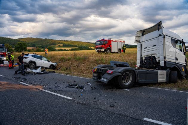 Frontalzusammenstoß zwischen Auto und Lastwagen Fahrer stirbt eingeklemmt im Wrack Am 27.07.2026 kollidierte auf der B83 zwischen Melsungen und Röhrenfurth ein Auto frontal mit einem Lkw. Der Autofahrer wurde schwer in seinem Fahrzeug eingeklemmt und tot geborgen, der Lkw-Fahrer wurde verletzt in ein Krankenhaus gebracht. Die Unfallursache war zum Zeitpunkt der Aufnahme noch nicht geklärt. Die Polizei schaltete im Auftrag der Staatsanwaltschaft einen Gutachter ein. Die B83 war während der Bergungsmaßnahmen und der Unfallaufnahme vollständig gesperrt. Melsungen B83 Hessen Deutschland *** Head-on Collision Between Car and Truck; Driver Dies Trapped in the Wreckage On July 27, 2026, a car collided head-on with a truck on the B83 betw