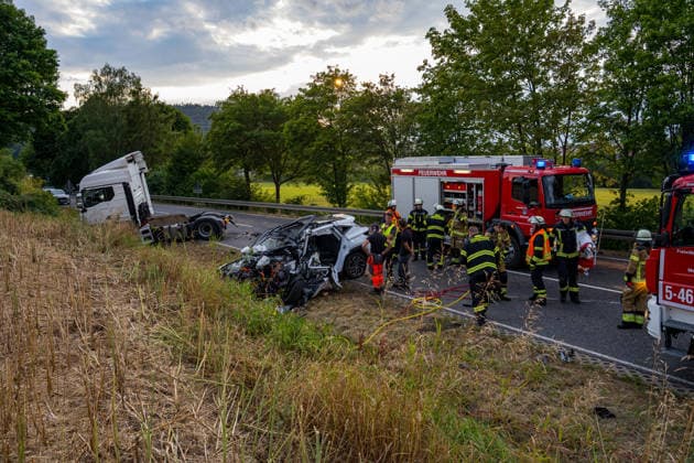 Frontalzusammenstoß zwischen Auto und Lastwagen Fahrer stirbt eingeklemmt im Wrack Am 27.07.2026 kollidierte auf der B83 zwischen Melsungen und Röhrenfurth ein Auto frontal mit einem Lkw. Der Autofahrer wurde schwer in seinem Fahrzeug eingeklemmt und tot geborgen, der Lkw-Fahrer wurde verletzt in ein Krankenhaus gebracht. Die Unfallursache war zum Zeitpunkt der Aufnahme noch nicht geklärt. Die Polizei schaltete im Auftrag der Staatsanwaltschaft einen Gutachter ein. Die B83 war während der Bergungsmaßnahmen und der Unfallaufnahme vollständig gesperrt. Melsungen B83 Hessen Deutschland *** Head-on Collision Between Car and Truck; Driver Dies Trapped in the Wreckage On July 27, 2026, a car collided head-on with a truck on the B83 betw