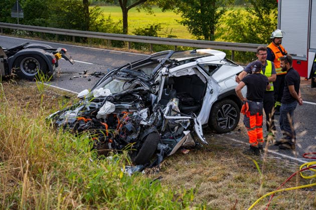 Frontalzusammenstoß zwischen Auto und Lastwagen Fahrer stirbt eingeklemmt im Wrack Am 27.07.2026 kollidierte auf der B83 zwischen Melsungen und Röhrenfurth ein Auto frontal mit einem Lkw. Der Autofahrer wurde schwer in seinem Fahrzeug eingeklemmt und tot geborgen, der Lkw-Fahrer wurde verletzt in ein Krankenhaus gebracht. Die Unfallursache war zum Zeitpunkt der Aufnahme noch nicht geklärt. Die Polizei schaltete im Auftrag der Staatsanwaltschaft einen Gutachter ein. Die B83 war während der Bergungsmaßnahmen und der Unfallaufnahme vollständig gesperrt. Melsungen B83 Hessen Deutschland *** Head-on Collision Between Car and Truck; Driver Dies Trapped in the Wreckage On July 27, 2026, a car collided head-on with a truck on the B83 betw
