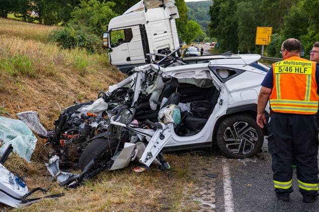 Frontalzusammenstoß zwischen Auto und Lastwagen Fahrer stirbt eingeklemmt im Wrack Am 27.07.2026 kollidierte auf der B83 zwischen Melsungen und Röhrenfurth ein Auto frontal mit einem Lkw. Der Autofahrer wurde schwer in seinem Fahrzeug eingeklemmt und tot geborgen, der Lkw-Fahrer wurde verletzt in ein Krankenhaus gebracht. Die Unfallursache war zum Zeitpunkt der Aufnahme noch nicht geklärt. Die Polizei schaltete im Auftrag der Staatsanwaltschaft einen Gutachter ein. Die B83 war während der Bergungsmaßnahmen und der Unfallaufnahme vollständig gesperrt. Melsungen B83 Hessen Deutschland *** Head-on Collision Between Car and Truck; Driver Dies Trapped in the Wreckage On July 27, 2026, a car collided head-on with a truck on the B83 betw