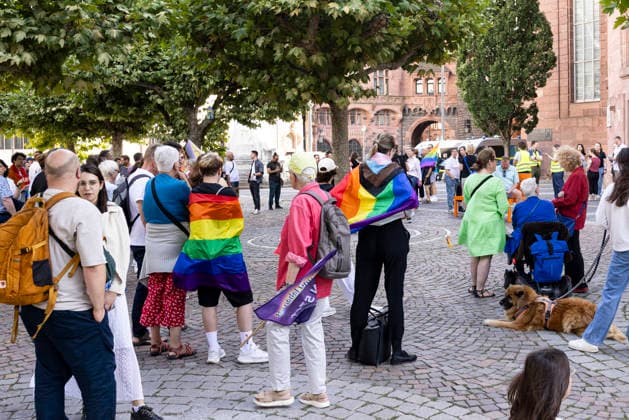 Gedenkveranstaltung an der Frankfurter Paulskirche für die Opfer des islamistischen Anschlags auf den Berliner CSD Gedenkveranstaltung an der Frankfurter Paulskirche, Erinnerung an die Opfer des islamistischen Anschlags auf den Berliner CSD, Redebeitrag vor der Paulskirche, Kerzen und Blumen zum Gedenken, Schweigeminute für die Opfer, Zeichen gegen Hass und Gewalt, Öffentliches Gedenken in Frankfurt am Main, Redner erinnern an die Opfer, Rund 400 Teilnehmer nach Angaben des Veranstalters Frankfurt am Main Hessen Deutschland *** Memorial service at Frankfurt’s Paulskirche for the victims of the Islamist attack on the Berlin CSD Memorial service at Frankfurt’s Paulskirche, commemorating the victims of the Islamist attack on the Berlin CSD