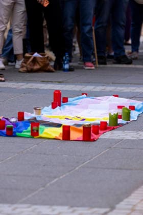 Gedenkveranstaltung an der Frankfurter Paulskirche für die Opfer des islamistischen Anschlags auf den Berliner CSD Gedenkveranstaltung an der Frankfurter Paulskirche, Erinnerung an die Opfer des islamistischen Anschlags auf den Berliner CSD, Redebeitrag vor der Paulskirche, Kerzen und Blumen zum Gedenken, Schweigeminute für die Opfer, Zeichen gegen Hass und Gewalt, Öffentliches Gedenken in Frankfurt am Main, Redner erinnern an die Opfer, Rund 400 Teilnehmer nach Angaben des Veranstalters Frankfurt am Main Hessen Deutschland *** Memorial service at Frankfurt’s Paulskirche for the victims of the Islamist attack on the Berlin CSD Memorial service at Frankfurt’s Paulskirche, commemorating the victims of the Islamist attack on the Berlin CSD