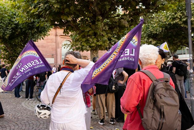 Gedenkveranstaltung an der Frankfurter Paulskirche für die Opfer des islamistischen Anschlags auf den Berliner CSD Gedenkveranstaltung an der Frankfurter Paulskirche, Erinnerung an die Opfer des islamistischen Anschlags auf den Berliner CSD, Redebeitrag vor der Paulskirche, Kerzen und Blumen zum Gedenken, Schweigeminute für die Opfer, Zeichen gegen Hass und Gewalt, Öffentliches Gedenken in Frankfurt am Main, Redner erinnern an die Opfer, Rund 400 Teilnehmer nach Angaben des Veranstalters Frankfurt am Main Hessen Deutschland *** Memorial service at Frankfurt’s Paulskirche for the victims of the Islamist attack on the Berlin CSD Memorial service at Frankfurt’s Paulskirche, commemorating the victims of the Islamist attack on the Berlin CSD
