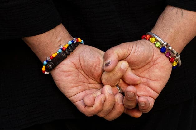 Gedenkveranstaltung an der Frankfurter Paulskirche für die Opfer des islamistischen Anschlags auf den Berliner CSD Gedenkveranstaltung an der Frankfurter Paulskirche, Erinnerung an die Opfer des islamistischen Anschlags auf den Berliner CSD, Redebeitrag vor der Paulskirche, Kerzen und Blumen zum Gedenken, Schweigeminute für die Opfer, Zeichen gegen Hass und Gewalt, Öffentliches Gedenken in Frankfurt am Main, Redner erinnern an die Opfer, Rund 400 Teilnehmer nach Angaben des Veranstalters Frankfurt am Main Hessen Deutschland *** Memorial service at Frankfurt’s Paulskirche for the victims of the Islamist attack on the Berlin CSD Memorial service at Frankfurt’s Paulskirche, commemorating the victims of the Islamist attack on the Berlin CSD