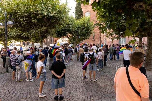 Gedenkveranstaltung an der Frankfurter Paulskirche für die Opfer des islamistischen Anschlags auf den Berliner CSD Gedenkveranstaltung an der Frankfurter Paulskirche, Erinnerung an die Opfer des islamistischen Anschlags auf den Berliner CSD, Redebeitrag vor der Paulskirche, Kerzen und Blumen zum Gedenken, Schweigeminute für die Opfer, Zeichen gegen Hass und Gewalt, Öffentliches Gedenken in Frankfurt am Main, Redner erinnern an die Opfer, Rund 400 Teilnehmer nach Angaben des Veranstalters Frankfurt am Main Hessen Deutschland *** Memorial service at Frankfurt’s Paulskirche for the victims of the Islamist attack on the Berlin CSD Memorial service at Frankfurt’s Paulskirche, commemorating the victims of the Islamist attack on the Berlin CSD