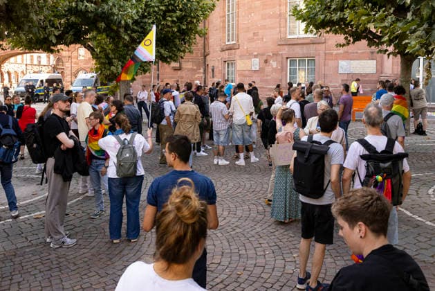 Gedenkveranstaltung an der Frankfurter Paulskirche für die Opfer des islamistischen Anschlags auf den Berliner CSD Gedenkveranstaltung an der Frankfurter Paulskirche, Erinnerung an die Opfer des islamistischen Anschlags auf den Berliner CSD, Redebeitrag vor der Paulskirche, Kerzen und Blumen zum Gedenken, Schweigeminute für die Opfer, Zeichen gegen Hass und Gewalt, Öffentliches Gedenken in Frankfurt am Main, Redner erinnern an die Opfer, Rund 400 Teilnehmer nach Angaben des Veranstalters Frankfurt am Main Hessen Deutschland *** Memorial service at Frankfurt’s Paulskirche for the victims of the Islamist attack on the Berlin CSD Memorial service at Frankfurt’s Paulskirche, commemorating the victims of the Islamist attack on the Berlin CSD