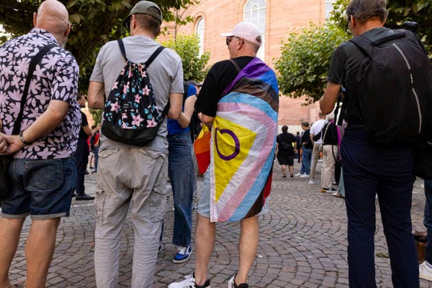 Gedenkveranstaltung an der Frankfurter Paulskirche für die Opfer des islamistischen Anschlags auf den Berliner CSD Gedenkveranstaltung an der Frankfurter Paulskirche, Erinnerung an die Opfer des islamistischen Anschlags auf den Berliner CSD, Redebeitrag vor der Paulskirche, Kerzen und Blumen zum Gedenken, Schweigeminute für die Opfer, Zeichen gegen Hass und Gewalt, Öffentliches Gedenken in Frankfurt am Main, Redner erinnern an die Opfer, Rund 400 Teilnehmer nach Angaben des Veranstalters Frankfurt am Main Hessen Deutschland *** Memorial service at Frankfurt’s Paulskirche for the victims of the Islamist attack on the Berlin CSD Memorial service at Frankfurt’s Paulskirche, commemorating the victims of the Islamist attack on the Berlin CSD