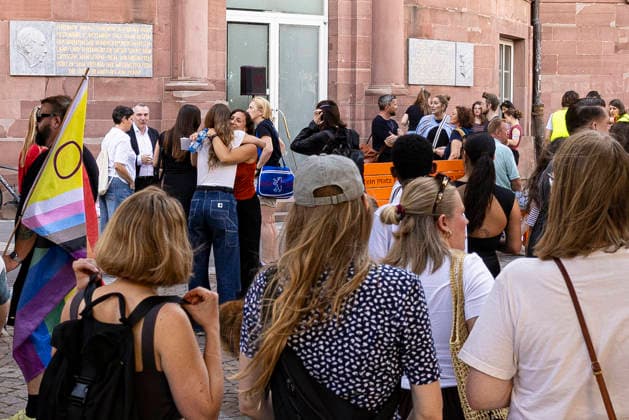 Gedenkveranstaltung an der Frankfurter Paulskirche für die Opfer des islamistischen Anschlags auf den Berliner CSD Gedenkveranstaltung an der Frankfurter Paulskirche, Erinnerung an die Opfer des islamistischen Anschlags auf den Berliner CSD, Redebeitrag vor der Paulskirche, Kerzen und Blumen zum Gedenken, Schweigeminute für die Opfer, Zeichen gegen Hass und Gewalt, Öffentliches Gedenken in Frankfurt am Main, Redner erinnern an die Opfer, Rund 400 Teilnehmer nach Angaben des Veranstalters Frankfurt am Main Hessen Deutschland *** Memorial service at Frankfurt’s Paulskirche for the victims of the Islamist attack on the Berlin CSD Memorial service at Frankfurt’s Paulskirche, commemorating the victims of the Islamist attack on the Berlin CSD