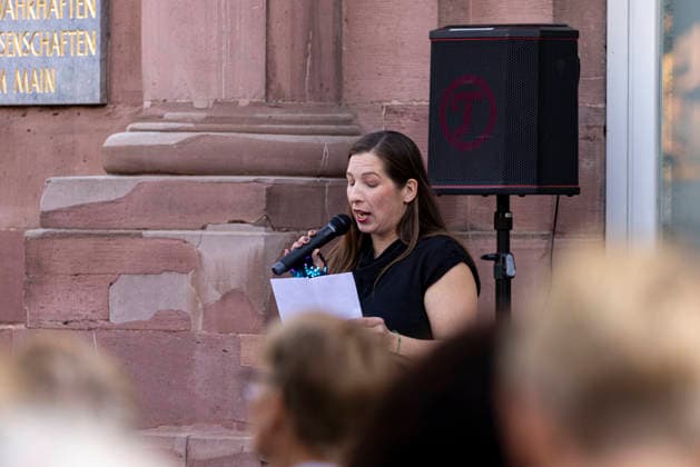Gedenkveranstaltung an der Frankfurter Paulskirche für die Opfer des islamistischen Anschlags auf den Berliner CSD Gedenkveranstaltung an der Frankfurter Paulskirche, Erinnerung an die Opfer des islamistischen Anschlags auf den Berliner CSD, Redebeitrag vor der Paulskirche, Kerzen und Blumen zum Gedenken, Schweigeminute für die Opfer, Zeichen gegen Hass und Gewalt, Öffentliches Gedenken in Frankfurt am Main, Redner erinnern an die Opfer, Rund 400 Teilnehmer nach Angaben des Veranstalters Frankfurt am Main Hessen Deutschland *** Memorial service at Frankfurt’s Paulskirche for the victims of the Islamist attack on the Berlin CSD Memorial service at Frankfurt’s Paulskirche, commemorating the victims of the Islamist attack on the Berlin CSD
