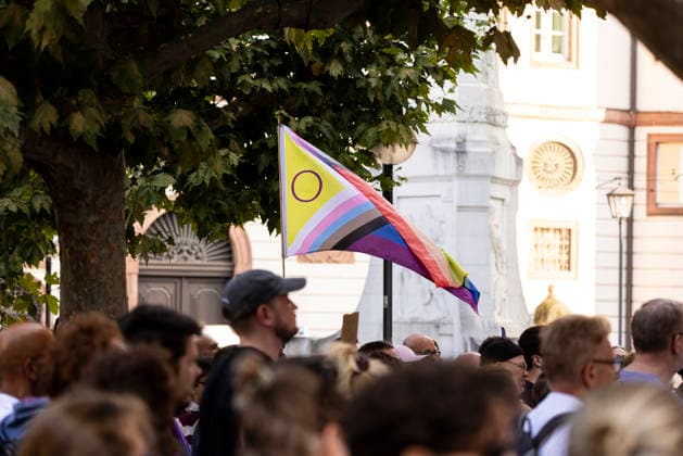 Gedenkveranstaltung an der Frankfurter Paulskirche für die Opfer des islamistischen Anschlags auf den Berliner CSD Gedenkveranstaltung an der Frankfurter Paulskirche, Erinnerung an die Opfer des islamistischen Anschlags auf den Berliner CSD, Redebeitrag vor der Paulskirche, Kerzen und Blumen zum Gedenken, Schweigeminute für die Opfer, Zeichen gegen Hass und Gewalt, Öffentliches Gedenken in Frankfurt am Main, Redner erinnern an die Opfer, Rund 400 Teilnehmer nach Angaben des Veranstalters Frankfurt am Main Hessen Deutschland *** Memorial service at Frankfurt’s Paulskirche for the victims of the Islamist attack on the Berlin CSD Memorial service at Frankfurt’s Paulskirche, commemorating the victims of the Islamist attack on the Berlin CSD