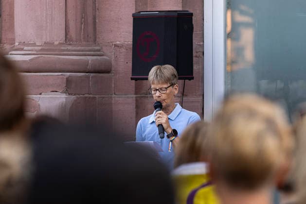 Gedenkveranstaltung an der Frankfurter Paulskirche für die Opfer des islamistischen Anschlags auf den Berliner CSD Gedenkveranstaltung an der Frankfurter Paulskirche, Erinnerung an die Opfer des islamistischen Anschlags auf den Berliner CSD, Redebeitrag vor der Paulskirche, Kerzen und Blumen zum Gedenken, Schweigeminute für die Opfer, Zeichen gegen Hass und Gewalt, Öffentliches Gedenken in Frankfurt am Main, Redner erinnern an die Opfer, Rund 400 Teilnehmer nach Angaben des Veranstalters Frankfurt am Main Hessen Deutschland *** Memorial service at Frankfurt’s Paulskirche for the victims of the Islamist attack on the Berlin CSD Memorial service at Frankfurt’s Paulskirche, commemorating the victims of the Islamist attack on the Berlin CSD