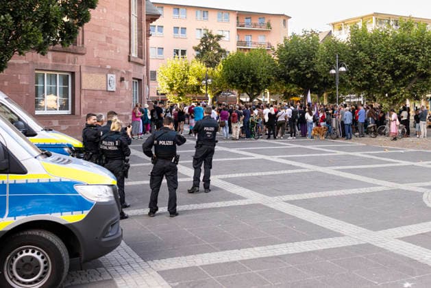 Gedenkveranstaltung an der Frankfurter Paulskirche für die Opfer des islamistischen Anschlags auf den Berliner CSD Gedenkveranstaltung an der Frankfurter Paulskirche, Erinnerung an die Opfer des islamistischen Anschlags auf den Berliner CSD, Redebeitrag vor der Paulskirche, Kerzen und Blumen zum Gedenken, Schweigeminute für die Opfer, Zeichen gegen Hass und Gewalt, Öffentliches Gedenken in Frankfurt am Main, Redner erinnern an die Opfer, Rund 400 Teilnehmer nach Angaben des Veranstalters Frankfurt am Main Hessen Deutschland *** Memorial service at Frankfurt’s Paulskirche for the victims of the Islamist attack on the Berlin CSD Memorial service at Frankfurt’s Paulskirche, commemorating the victims of the Islamist attack on the Berlin CSD